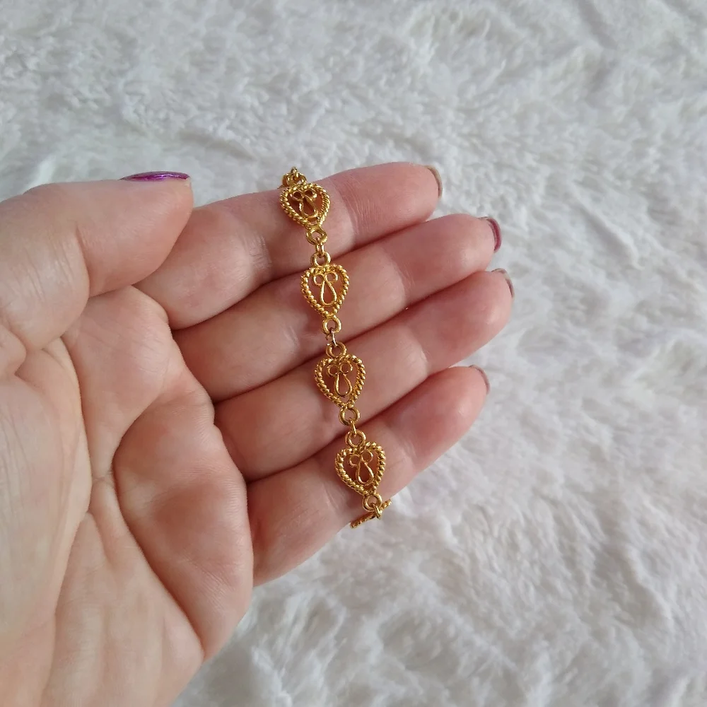 Vintage Avon Gold Tone Simply Hearts Bracelet